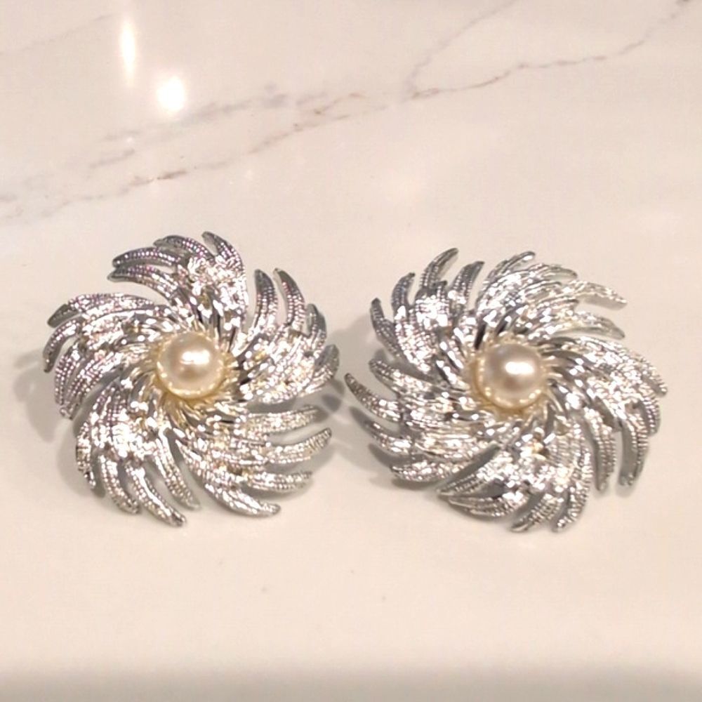 Vintage 1960's Sarah Coventry Pinwheel Clip On Earrings